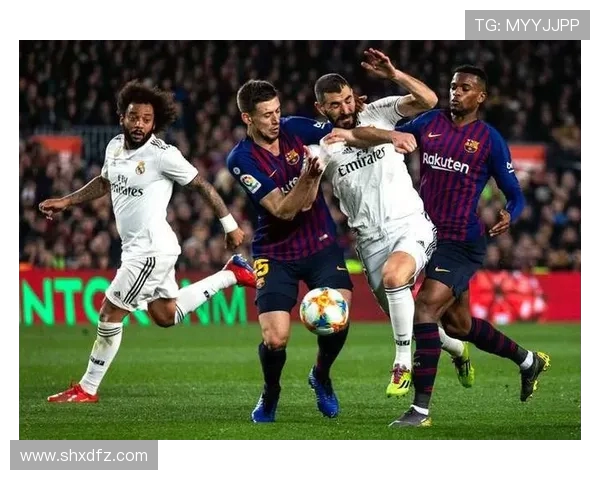 2004年经典对决巴萨与皇马的世纪之战回顾与分析